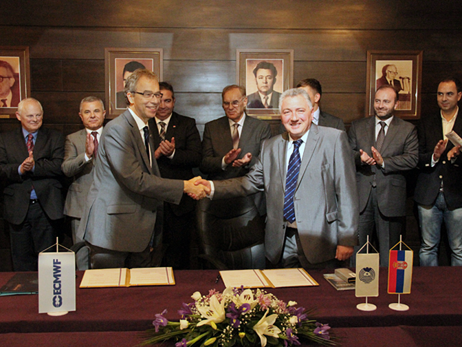 Photo of accession agreement being signed between Serbia and ECMWF